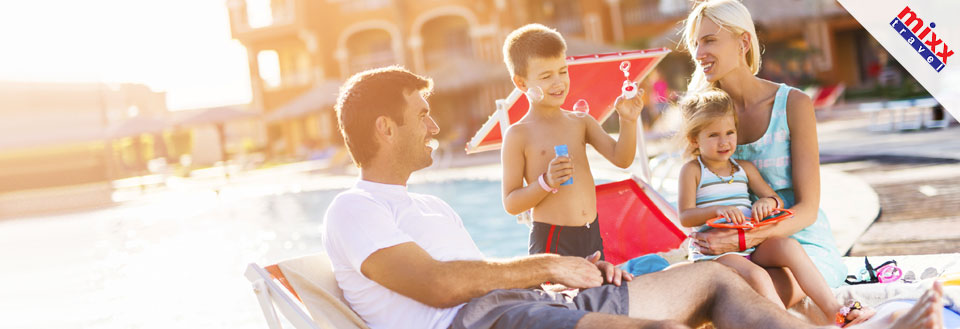 En familj avnjuter solskenet vid poolkanten, med leksaker och snacks runtomkring.