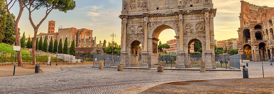 Bilden visar historisk romersk arkitektur med en triumfbåge i förgrunden och Colosseum i bakgrunden.