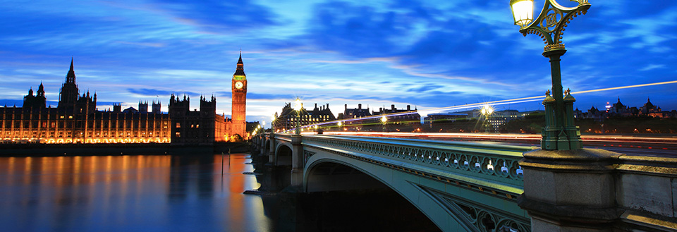 Kvällsfoto av Westminster Bridge och Big Ben i London med ljusspår från fordon.