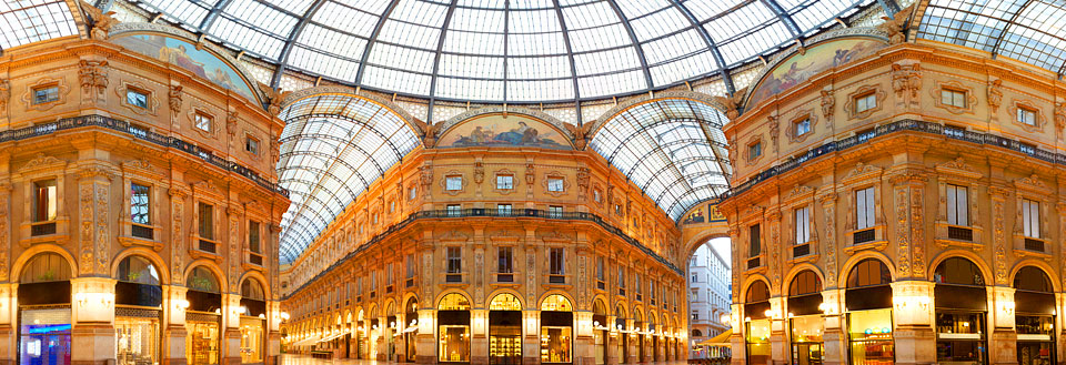 Interiör panoramavy av magnifik glaskupolbyggnad med eleganta valv och affärer.
