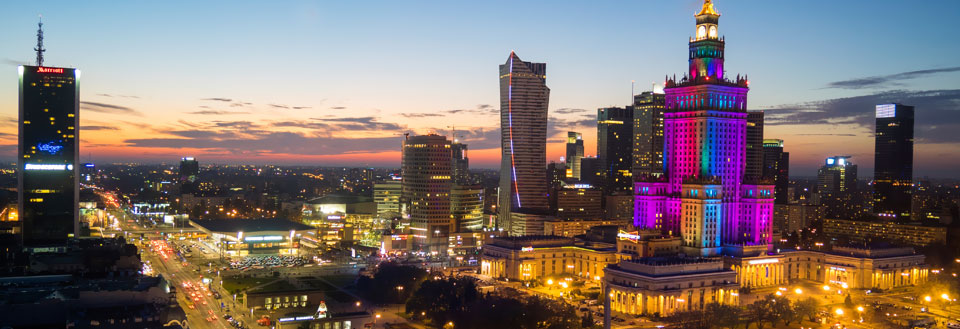 Warszawa med upplysta skyskrapor och livliga gator.