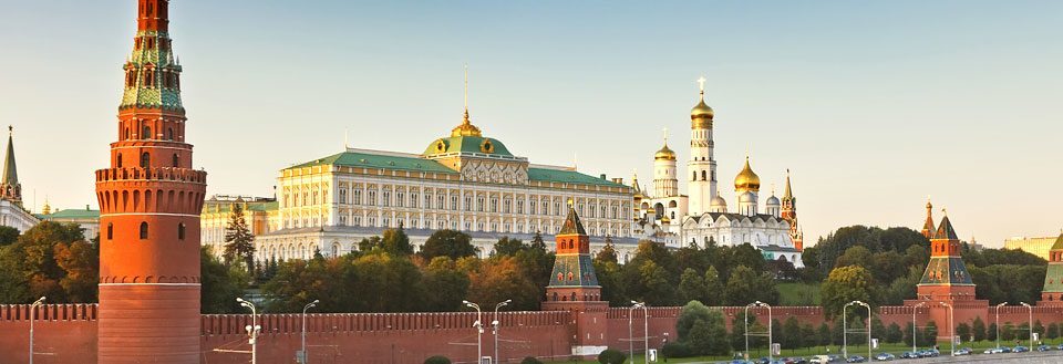 Panoramaöversikt av Kreml i Moskva med färgglada spiror och historiska byggnader.