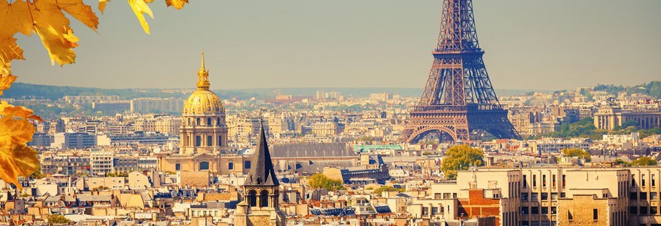 Paris skyline med Eiffeltornet och den gyllene kupolen på Les Invalides en solig dag.