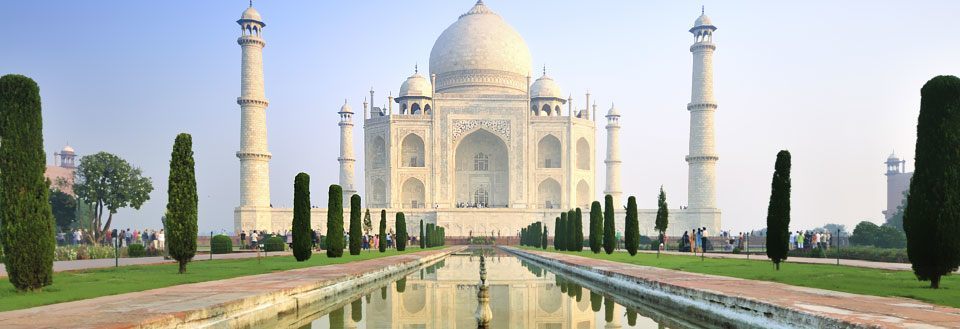 Taj Mahal i Indien, ett berömt mausoleum byggt av vit marmor.