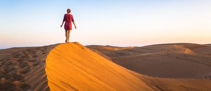 Kvinna njuter av öknen i Oman