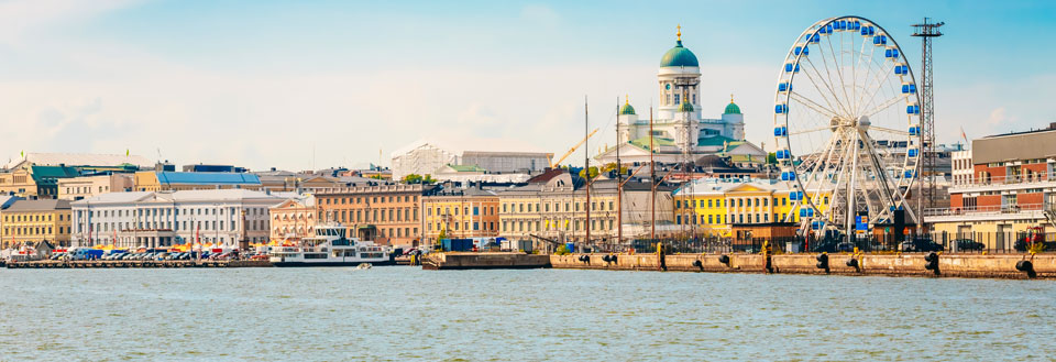 Hamnfront med klassiska byggnader, en stor katedral och ett pariserhjul.