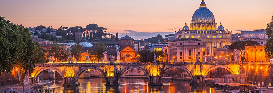 Peterskyrkan och Castel Sant'Angelo vid floden Tibern i Rom i skymningen, med tända ljus och en vacker himmel.