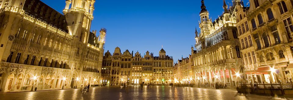 Grand-Place i Bryssel på kvällen, belyst av gatubelysning med historiska byggnader.