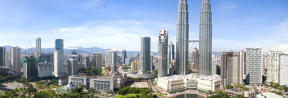 Kuala Lumper, Petronas Towers, höghus, skyskrapor och klarblå himmel.